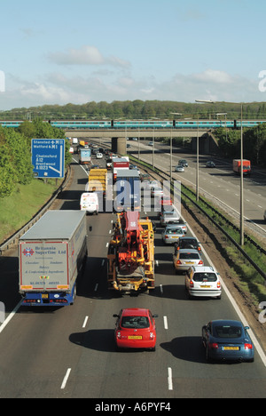 Transport Choice M25 autoroute nez à queue trafic lent regardant le train rapide de voyageurs sur le pont ferroviaire sortie 28 Brentwood Essex Angleterre Royaume-Uni Banque D'Images