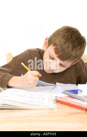 Boy doing home travail frustré triste école en colère Banque D'Images