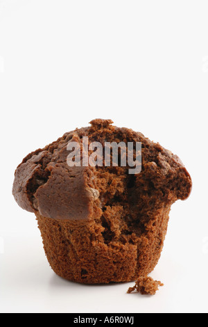 Muffin au chocolat double piqûre avec morceau manquant de taille moyenne Banque D'Images