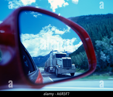 Camion en wing mirror of car Banque D'Images