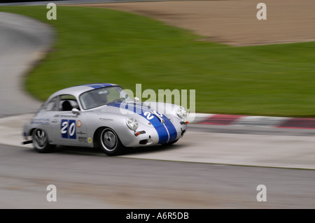 Dave Burton ses courses 1964 Porsche 356C au sprint CONSTRUITE PAR Vintage Grand Prix au Mid-Ohio Sports Car Course 2004 Banque D'Images