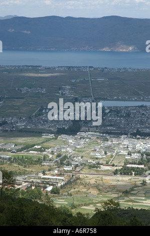 La ville de Dali et le Lac Erhai vu de Cangshan Hill dans le Yunnan en Chine Banque D'Images