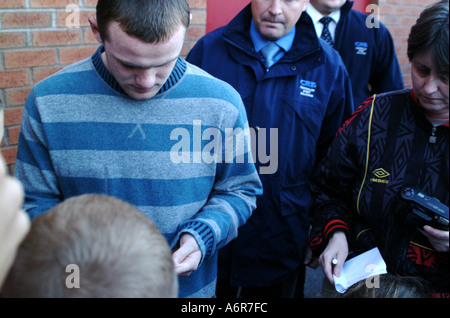 Wayne Rooney de signer des autographes à l'extérieur d'Old Trafford Banque D'Images