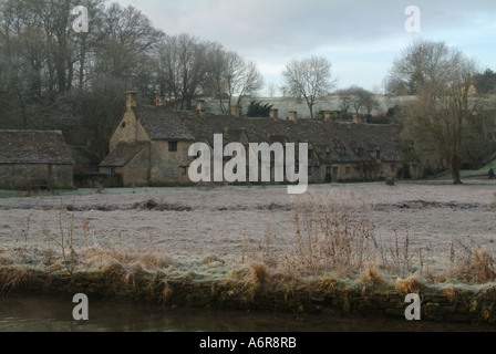 Chalets à Arlington Row, Bibury, Gloucestershire en hiver. Banque D'Images