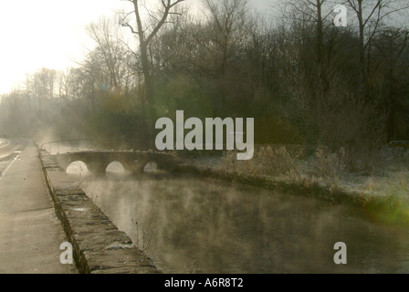 Pont de pierre sur la rivière Colne à Bibury, Gloucester, en Angleterre, à proximité de Arlington Row Banque D'Images