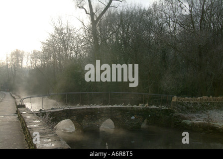 Pont de pierre sur la rivière Colne à Bibury, Gloucester, en Angleterre, à proximité de Arlington Row Banque D'Images