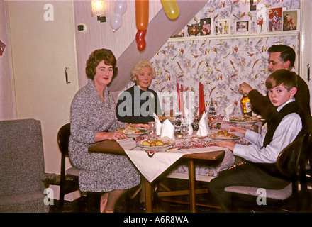 '^^mère, grand-mère, père et '12 ans' fils à ^^Le dîner de Noël, 1964, Londres' Banque D'Images