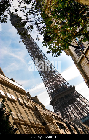 Tour Eiffel par pâtés de maisons appartements sur deux côtés du châssis Paris France Europe Banque D'Images