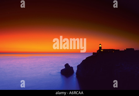 Coucher du soleil au phare de Cabo de Sao Vicente Costa Vicentina Sagres Algarve Portugal Banque D'Images