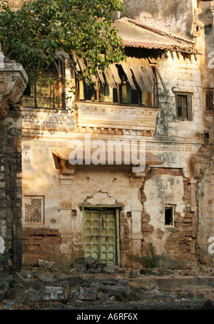 2001 non réhabilitées séisme a endommagé les murs de fenêtres et portes d'Darbargadh Palace immobilier Aina Mahal,(Le palais du 18ème siècle) Banque D'Images