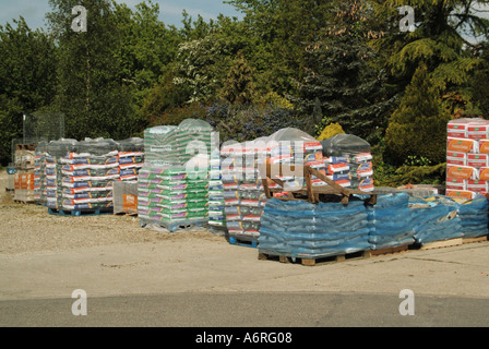 Illustrant les produits typiques adaptés à la manutention mécanisée en étant empilés sur des palettes dans un centre de jardin Banque D'Images