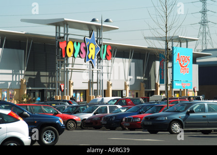 Un parking extérieur et Toys R Us magasin catalogue Argos Banque D'Images