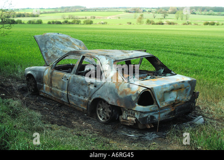 L'Essex a grille voiture à gauche dans le champ des agriculteurs qui a ensuite la responsabilité d'en disposer Banque D'Images