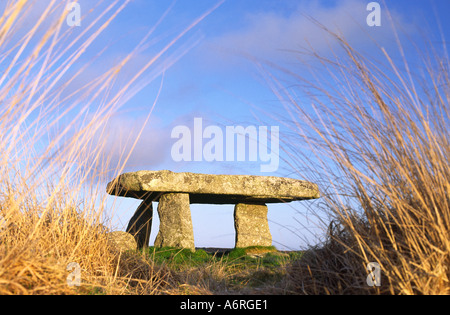 Lanyon Quoit chambre funéraire antique au coucher du soleil dans le comté de Cornwall England UK Banque D'Images