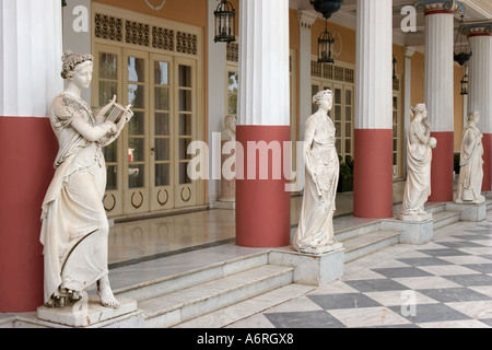 Une partie de la colonnade des Muses dans l'Achilleion Palace. L'île de Corfou, Grèce. Banque D'Images