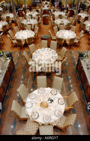 Salle à manger avec des tableaux préparés à bord du bateau de croisière Banque D'Images