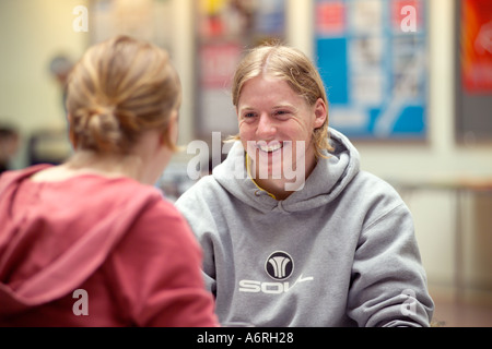 Deux étudiants socializing at university Banque D'Images