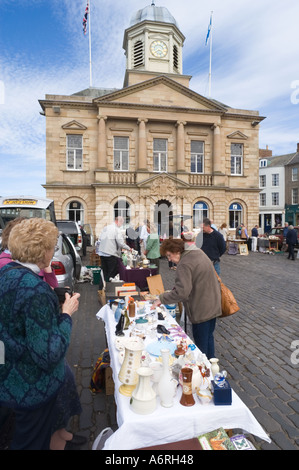 Dans le marché aux puces ville Kelso Scottish Borders UK avec salle municipale de Regency Town House Banque D'Images