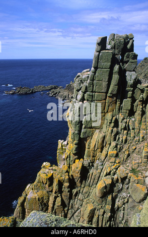 Falaise dominant au Gwennap Head à West Cornwall County England UK Banque D'Images