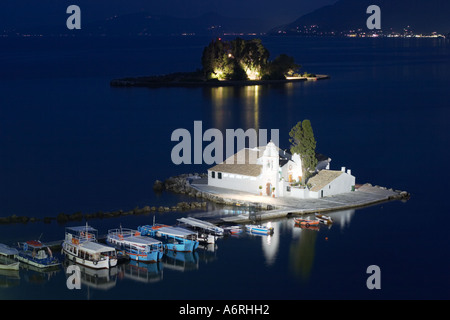 Îles de Vlachernes et de Pontikonisi la nuit. Corfou, Grèce. Banque D'Images