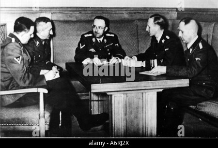 Himmler, Heinrich, 7.10.1900 - 23.5.1945, homme politique allemand (NSDAP), SS Reichsführer 6.1.1929 - 28.4.1945, conférence avec offic Banque D'Images