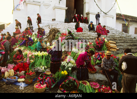 Chichicastenango, Guatemala, marché aux fleurs et Cofriadas procession sur les étapes de l'Eglise de Santo Tomas Banque D'Images