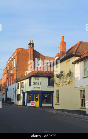 La Croix et le pub Crown Hotel Woodbridge Suffolk Angleterre Banque D'Images