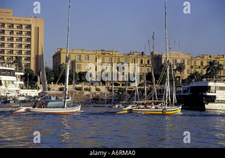 Afrique, Egypte, Louxor. Felouques colorées sur le Nil en face du Palais d'hiver Banque D'Images