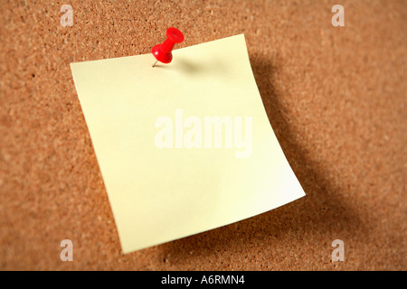 Note de rappel vierge accrochée au panneau de liège. Banque D'Images