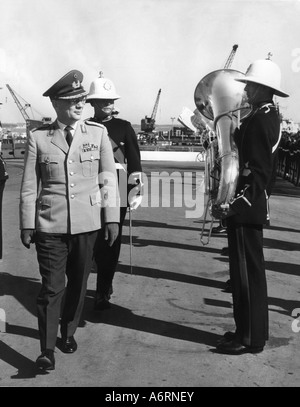 Maizière, Ulrich de, 24.2.1912 - 26. / 27.8.2006, officier allemand, pleine longueur, la visite de la Marine royale à Portsmouth, l'inspection Banque D'Images