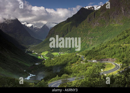 À la recherche sur une pente dans la vallée norvégienne face terres agricoles luxuriantes ci-dessous, la Norvège Banque D'Images
