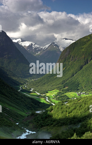À la recherche sur une pente dans la vallée norvégienne face terres agricoles luxuriantes ci-dessous, la Norvège Banque D'Images