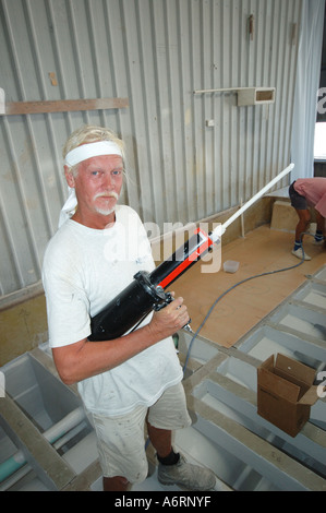 Travailleur dans l'usine de construction de bateaux Maroochydore Queensland Australie Banque D'Images