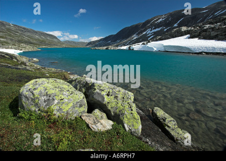 Un lac glaciaire turquiose élevé dans les montagnes en Norvège Banque D'Images