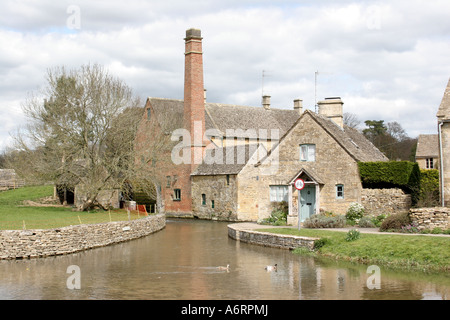 L'ancien moulin et les chalets de la rivière Eye dans le Gloucestershire. Banque D'Images