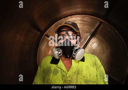 Employé d'usine dans des lunettes et masque Banque D'Images