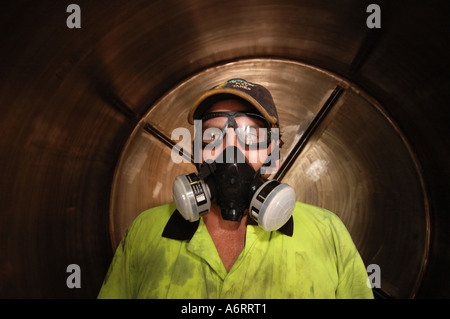 Employé d'usine dans des lunettes et masque Banque D'Images