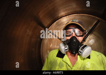 Employé d'usine dans des lunettes et masque Banque D'Images