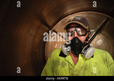 Employé d'usine dans des lunettes et masque Banque D'Images