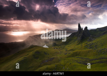 Le vieil homme de Storr se dresse majestueusement face à la mer sur l'île de Skye, en Ecosse sur un matin d'automne moody Banque D'Images