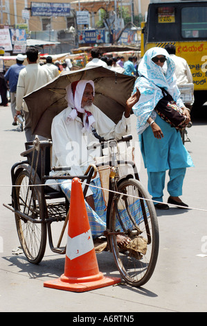Cna77355 mendiant handicapé mendie l'aumône sur son tricycle dans la vieille ville d'Hyderabad, Andhra Pradesh, Inde Banque D'Images