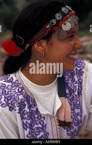 L'AFRIQUE, Maroc, Atlas Mtns, Foothills, costume berbère. Banque D'Images