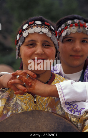 L'AFRIQUE, Maroc, Atlas Mtns Jeunes filles berbères dans les contreforts Banque D'Images