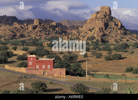 L'Afrique, Maroc, Vallée Ammelne, Aguard Oudad, Rock Formation domine avec pittoresque maison en pisé traditionnel Banque D'Images