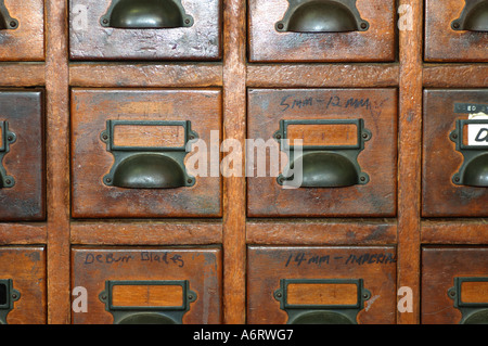 Ancienne carte bois armoire à dossiers utilisés pour le stockage de l'outil Banque D'Images