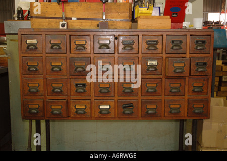 Ancienne carte bois armoire à dossiers utilisés pour le stockage de l'outil Banque D'Images