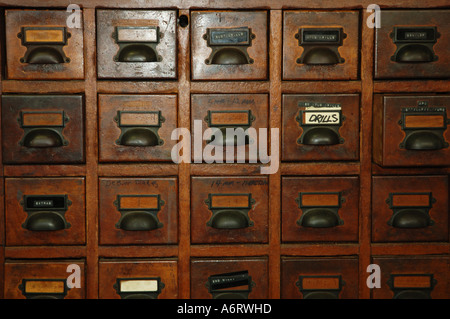 Ancienne carte bois armoire à dossiers utilisés pour le stockage de l'outil Banque D'Images