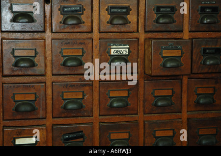 Ancienne carte bois armoire à dossiers utilisés pour le stockage de l'outil Banque D'Images