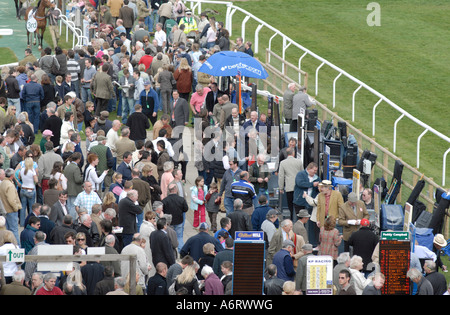 Les foules et les bookmakers à Fakenham Hunt Racecourse Norfolk UK Banque D'Images