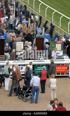 Les foules et les bookmakers à Fakenham Hunt Racecourse Norfolk UK Banque D'Images